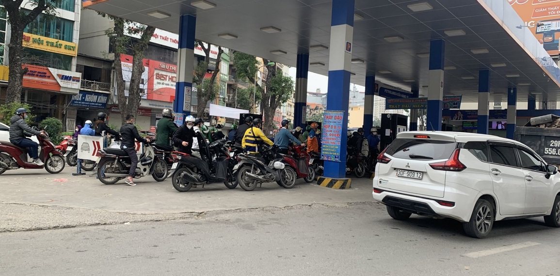 Cây xăng ở Hà Nội treo biển hết hàng, khách ngậm ngùi quay xe - 1 Cây xăng ở Hà Nội treo biển hết hàng, khách ngậm ngùi quay xe - 1