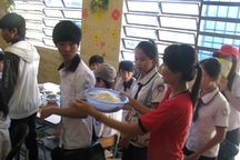 Tất bật chuẩn bị cơm miễn phí cho thí sinh