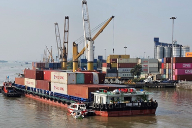 Tàu hàng trọng tải 4.600 tấn kẹt dưới gầm cầu Đồng Nai