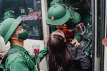 Xúc động cảnh bố dặn dò con, vợ chia tay chồng lên đường nhập ngũ