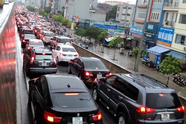 Hà Nội: Mắc kẹt trong mưa lớn trên nhiều cung đường