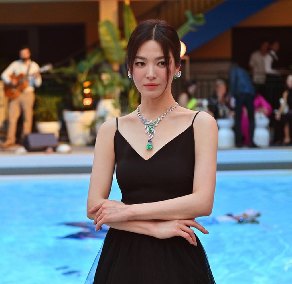 Đôi chân thon và vẻ ngoài tự nhiên của Song Hye Kyo gây chú ý - 8 Đôi chân thon và vẻ ngoài tự nhiên của Song Hye Kyo gây chú ý - 8