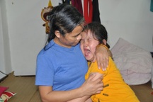 Chồng chết, mẹ đơn thân rửa bát thuê chật vật chữa bệnh cho con