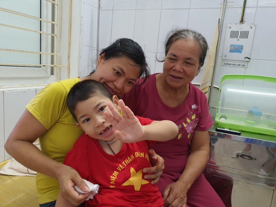 Bạn đọc Dân trí giúp đỡ cậu bé 7 tuổi bại não gần 115 triệu đồng - 2