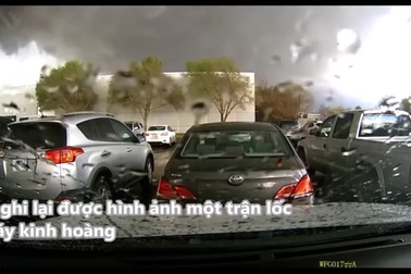Video cho thấy lốc xoáy bất ngờ xuất hiện, tạo ra sức tàn phá cực mạnh