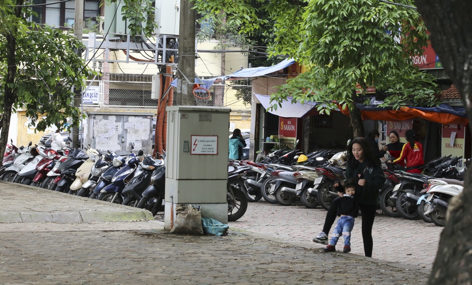 Hàng loạt quán ăn, quán cà phê đông khách trở lại: Ít người đeo khẩu trang - 5 Hàng loạt quán ăn, quán cà phê đông khách trở lại: Ít người đeo khẩu trang - 5