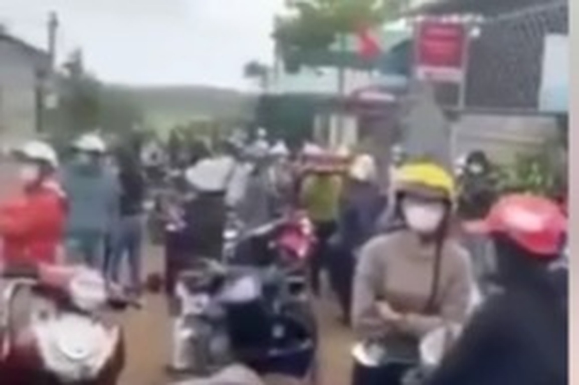 Mang quan tài, mở nhạc đám ma trước nhà chủ hụi để đòi nợ cả chục tỷ đồng - 3