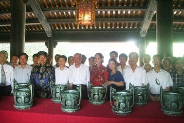 Làng gốm Bát Tràng tặng cố đô Huế 12 lư hương dâng vua Nguyễn