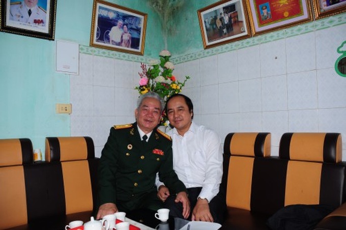 Tác giả (bên phải) với ông Vũ Đăng Toàn.