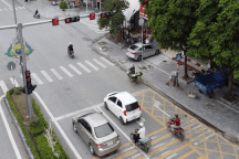 Phương tiện đua nhau vượt đèn đỏ, lấn vạch