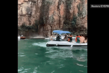 Nhân chứng kể lại thảm kịch vách đá đè trúng thuyền khiến 10 người chết