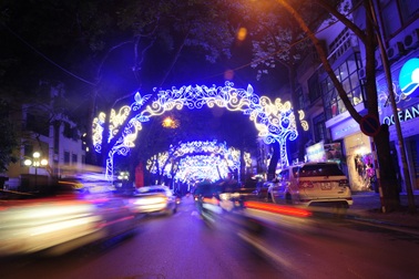 Phố Phan Đình Phùng lung linh đón tết với đèn hoa độc đáo