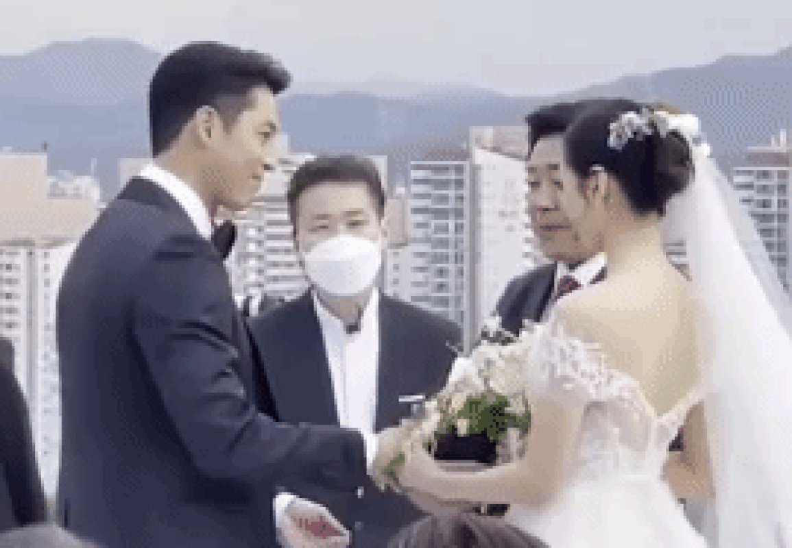 Lịm tim trước khoảnh khắc Hyun Bin say đắm nhìn bà xã Son Ye Jin - 1 Lịm tim trước khoảnh khắc Hyun Bin say đắm nhìn bà xã Son Ye Jin - 1