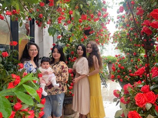 Người phụ nữ ở Hà Nội mua 5.000 bông hồng nhuộm đỏ sân thượng 200m2 - 3