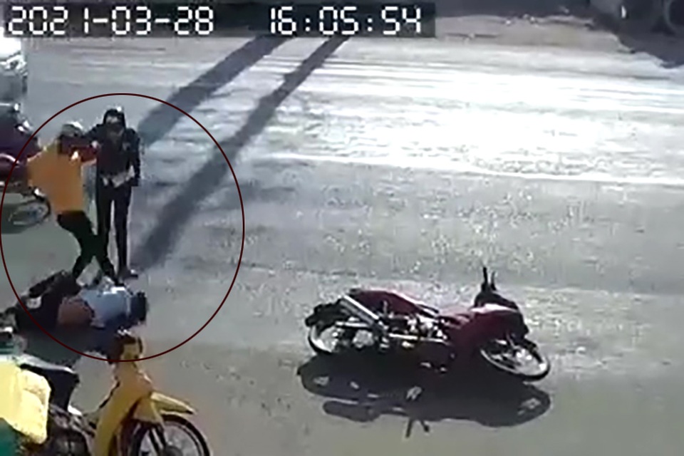 Bất ngờ dừng xe, lao vào hỗn chiến, nam thanh niên bị đánh gục tại chỗ - 3 Bất ngờ dừng xe, lao vào hỗn chiến, nam thanh niên bị đánh gục tại chỗ - 3