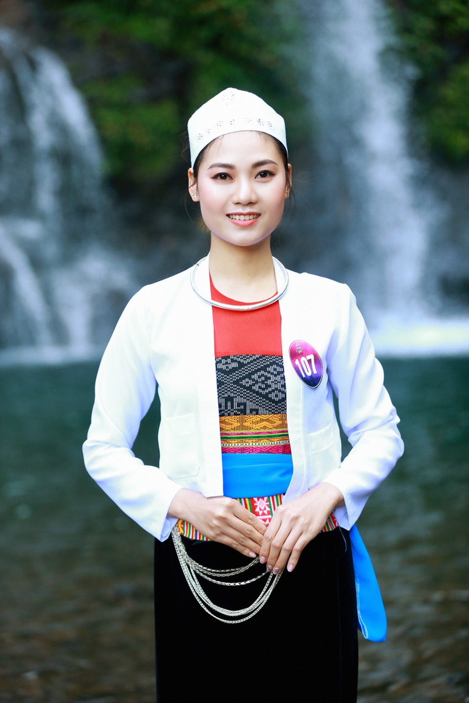Người đẹp xứ Mường khoe sắc bên thác Cửu Tú Sơn - 6