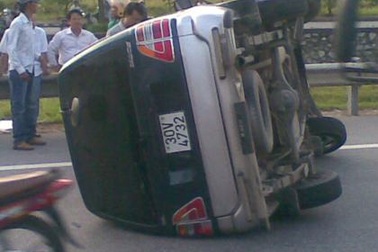 Xe Zace lật nghiêng trên quốc lộ, 4 người nhập viện