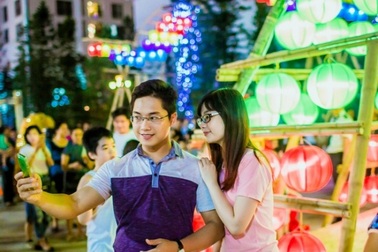 Vincom lập kỷ lục "Vườn cổ tích bằng đèn lồng lớn nhất Việt Nam"