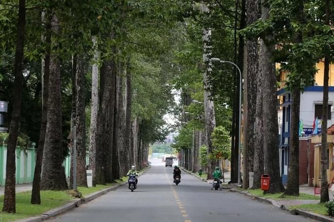 Hình ảnh Sài Gòn &quot;lạ thường&quot; trong ngày đầu giãn cách xã hội - Ảnh 17.