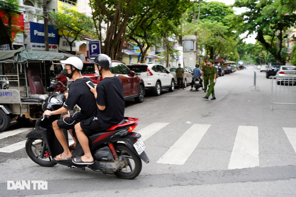 Nhiều lái xe quay đầu bỏ chạy khi gặp Tổ công tác đặc biệt ở phố cổ Hà Nội - 7 Nhiều lái xe quay đầu bỏ chạy khi gặp Tổ công tác đặc biệt ở phố cổ Hà Nội - 7