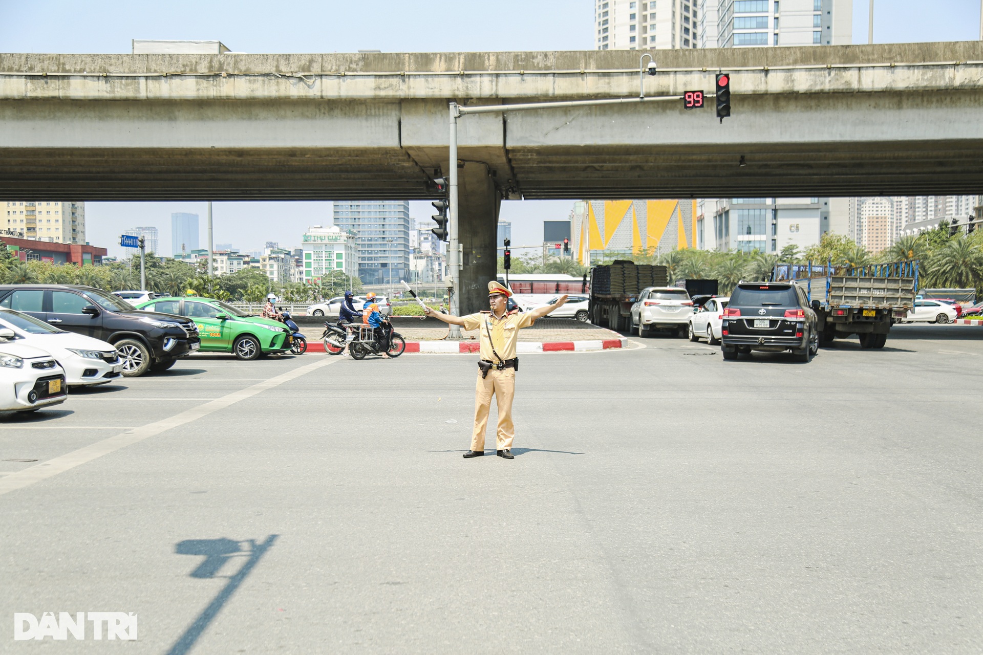 CSGT Hà Nội điều tiết giao thông dưới nắng nóng gay gắt như chảo lửa - 1 CSGT Hà Nội điều tiết giao thông dưới nắng nóng gay gắt như chảo lửa - 1