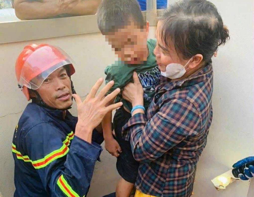 Đục, phá bê tông để giải cứu bé trai 5 tuổi mắc kẹt trong ống thoát nước - 2 Đục, phá bê tông để giải cứu bé trai 5 tuổi mắc kẹt trong ống thoát nước - 2