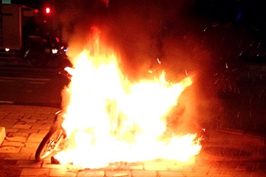 Bị công an xử phạt, châm lửa đốt xe máy