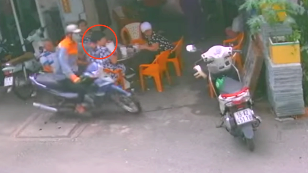 Táo tợn giật dây chuyền người phụ nữ đang ngồi ăn sáng - 1 Táo tợn giật dây chuyền người phụ nữ đang ngồi ăn sáng - 1
