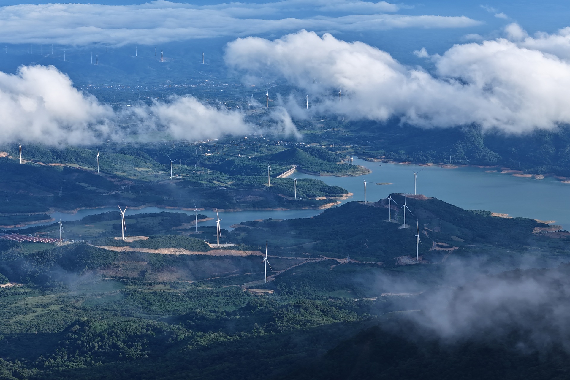 Săn mây trên “nóc nhà” Voi Mẹp cao hơn 1.700m so với mực nước biển - 10 Săn mây trên “nóc nhà” Voi Mẹp cao hơn 1.700m so với mực nước biển - 10