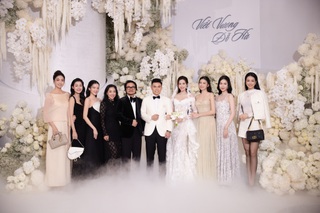 Hoa hậu Đỗ Thị Hà và chồng doanh nhân "khóa môi" tình tứ tại lễ cưới Hà Nội - 4