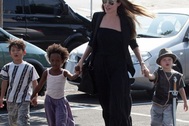 Angelina Jolie đưa ba con đi mua sắm