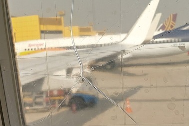 Một hãng hàng không dán tạm bợ cửa kính máy bay nứt vỡ bằng băng dính thường