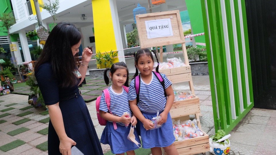 Ngày đầu đi học trở lại: Phụ huynh vui mừng, trẻ phấn khởi - 20 Ngày đầu đi học trở lại: Phụ huynh vui mừng, trẻ phấn khởi - 20