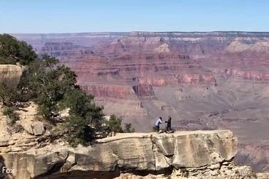 Cô gái suýt ngã xuống vách núi dựng đứng vì mải mê chụp ảnh