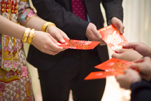 Cô dâu gây tranh cãi khi đòi tiền mừng của khách mời không đến tham dự