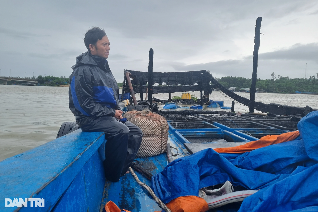 Vợ chồng ngư dân gục ngã bên đôi tàu cháy rụi - 7 Vợ chồng ngư dân gục ngã bên đôi tàu cháy rụi - 7
