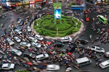 Đi qua vòng xuyến không bật xi-nhan, tài xế có bị phạt?