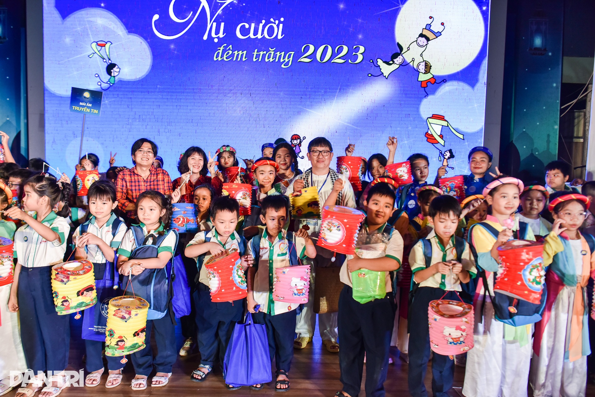 Nụ cười đêm trăng đến với 800 em nhỏ có hoàn cảnh khó khăn ở TPHCM - 9 Nụ cười đêm trăng đến với 800 em nhỏ có hoàn cảnh khó khăn ở TPHCM - 9