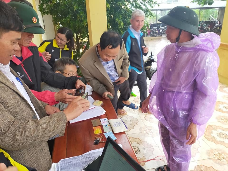 Người đàn ông trả lại dây chuyền vàng lẫn trong gói đồ cứu trợ - 1 Người đàn ông trả lại dây chuyền vàng lẫn trong gói đồ cứu trợ - 1