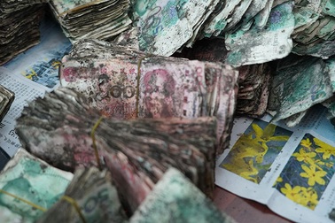 Cụ ông chôn tiền xuống dưới đất, khi hấp hối mới hé lộ sự thật với con cháu