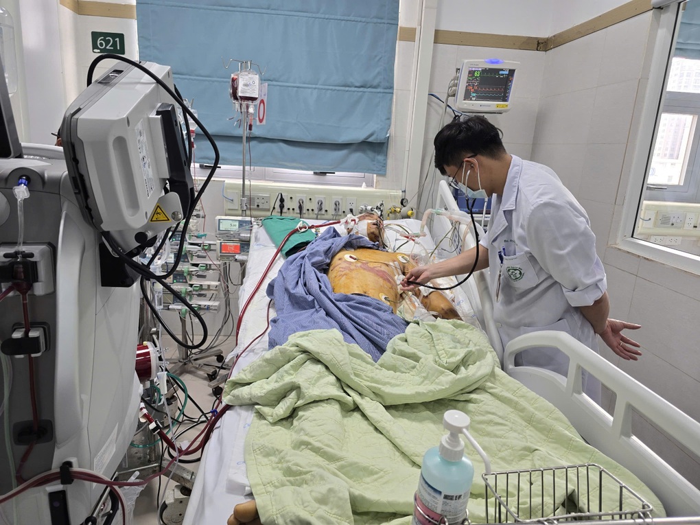 Bệnh nhân vụ lũ quét thôn Làng Nủ: Hút ra nhiều sỏi đá, bùn đất từ phế quản - 1 Bệnh nhân vụ lũ quét thôn Làng Nủ: Hút ra nhiều sỏi đá, bùn đất từ phế quản - 1