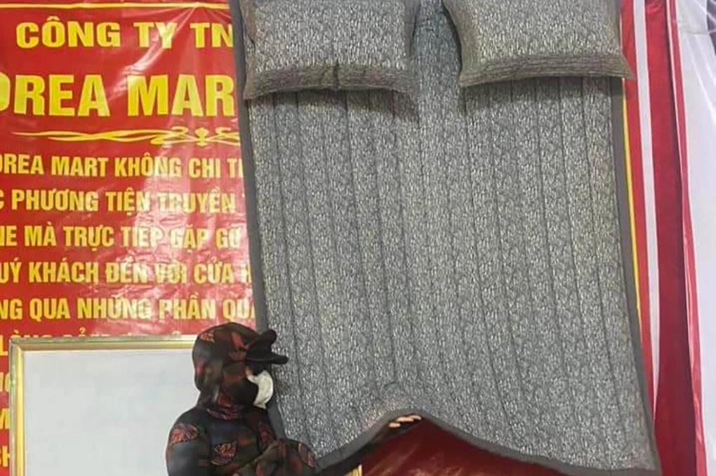 Con trai bị cha đánh bằng dép vì tội bóc mẽ hội thảo bán hàng - 3 Con trai bị cha đánh bằng dép vì tội bóc mẽ hội thảo bán hàng - 3
