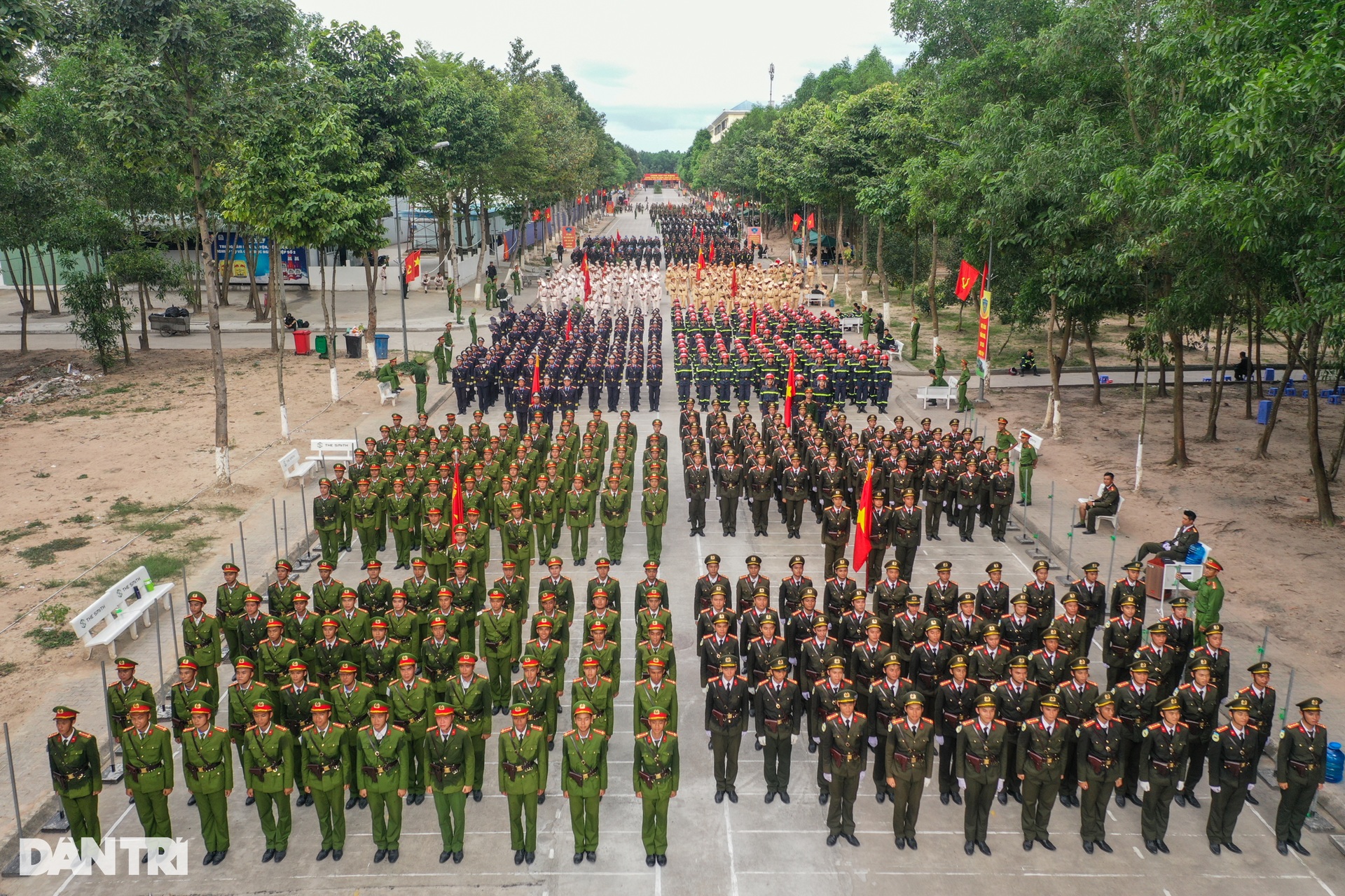 Bên trong thao trường huấn luyện diễu binh, diễu hành cho đại lễ 30/4 - 19 Bên trong thao trường huấn luyện diễu binh, diễu hành cho đại lễ 30/4 - 19