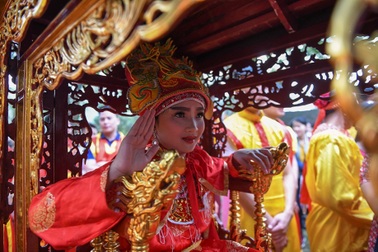 Bé gái 12 tuổi được làm "Nữ tướng" ở hội Gióng