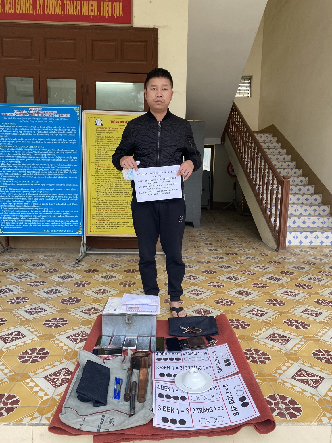 Triệt phá sới bạc bảo vệ bởi 6 lớp cửa sắt, bắt giữ 14 con bạc đang xóc đĩa - 1 Triệt phá sới bạc bảo vệ bởi 6 lớp cửa sắt, bắt giữ 14 con bạc đang xóc đĩa - 1