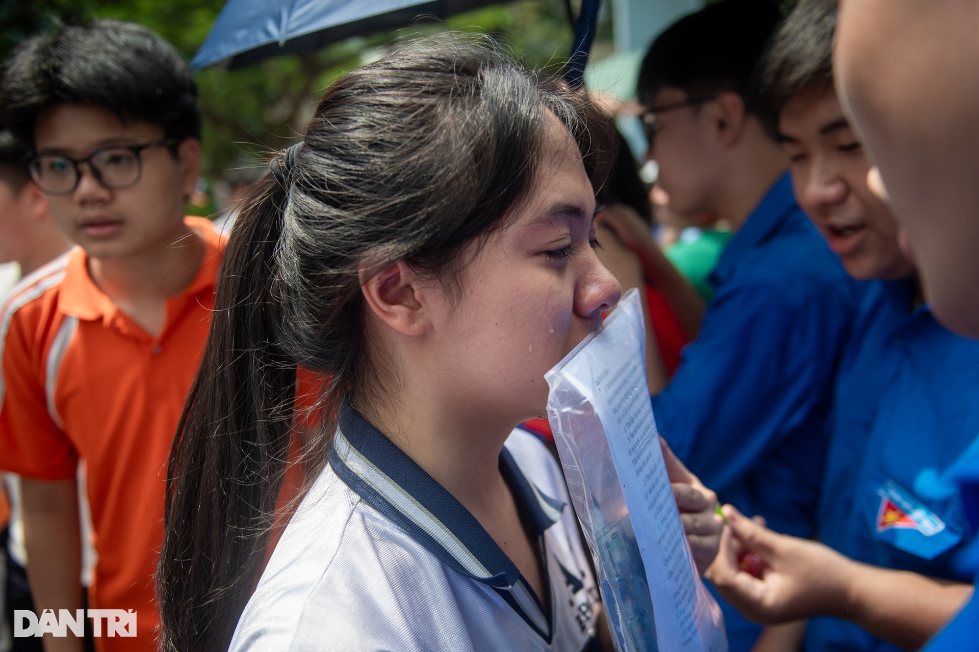 Phụ huynh òa khóc ôm con gái khi nghe “con làm được rồi” - 9 Phụ huynh òa khóc ôm con gái khi nghe “con làm được rồi” - 9