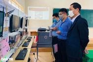 Giáo viên trường nghề thi tài sáng chế thiết bị đào tạo