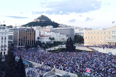 Dân Hy Lạp ồ ạt rút tiền khỏi ngân hàng