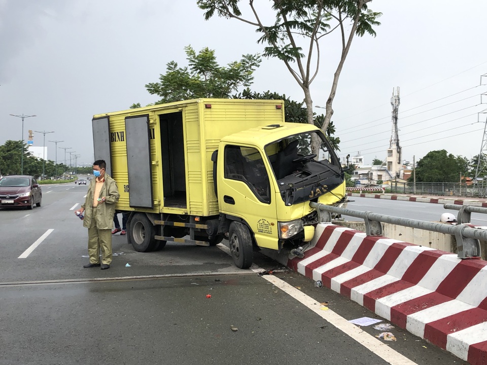 Xe tải đâm thẳng vào lan can cầu, tài xế văng xuống đường - 1 Xe tải đâm thẳng vào lan can cầu, tài xế văng xuống đường - 1