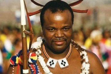 Dân đói khổ, vua vẫn “chơi trội” sắm cho mỗi bà vợ 1 xe BMW thể thao